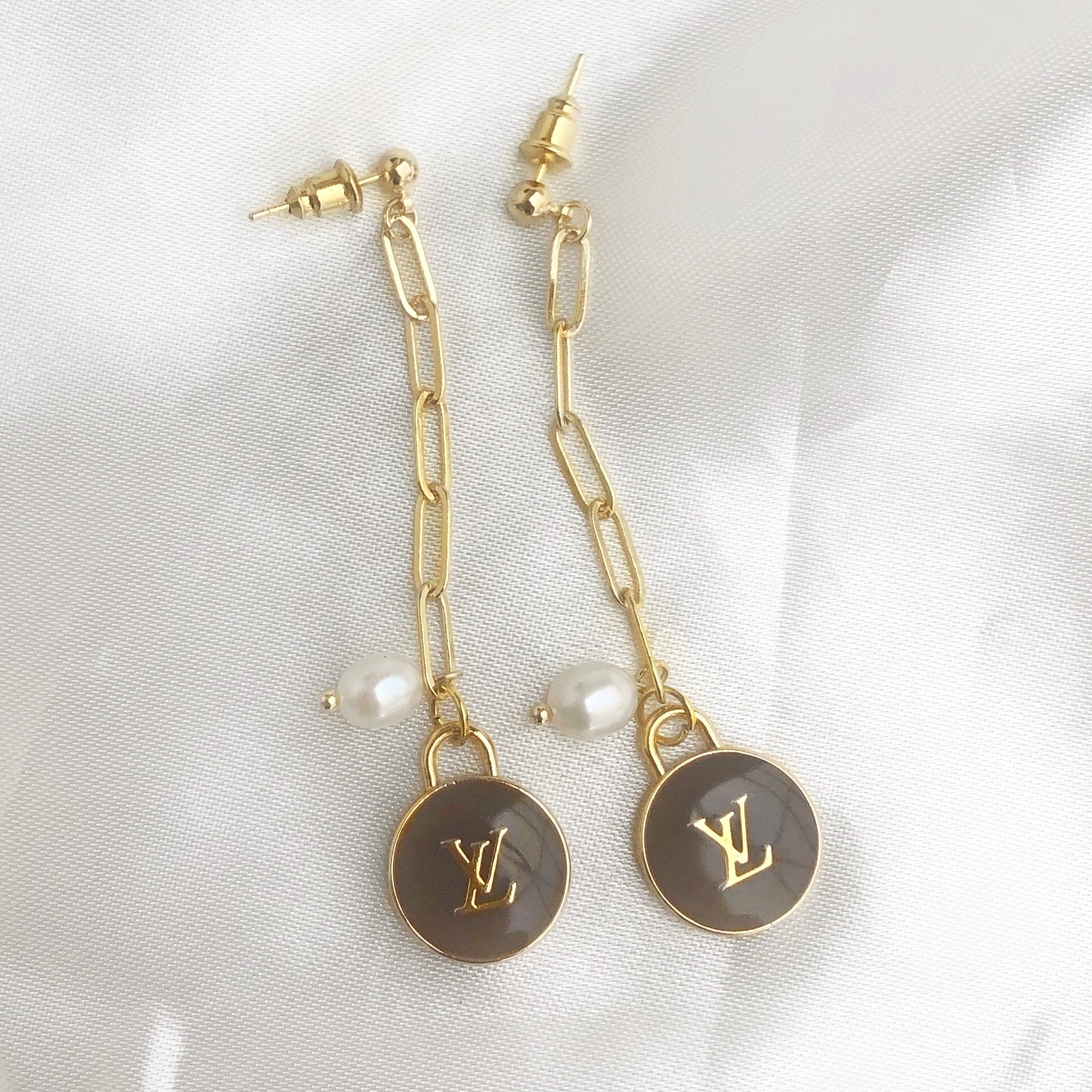 Louis Vuitton 'V' Chain Dangle Single Hoop Earring - Brass Single